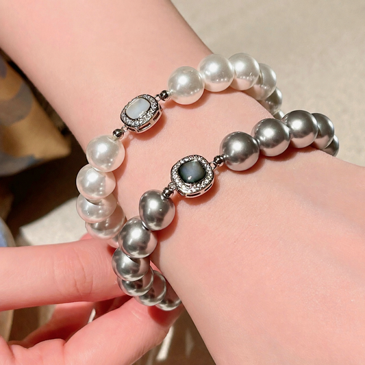 Women’s Elegant Shell Pearl Bracelet with Mother-of-Pearl Clasp