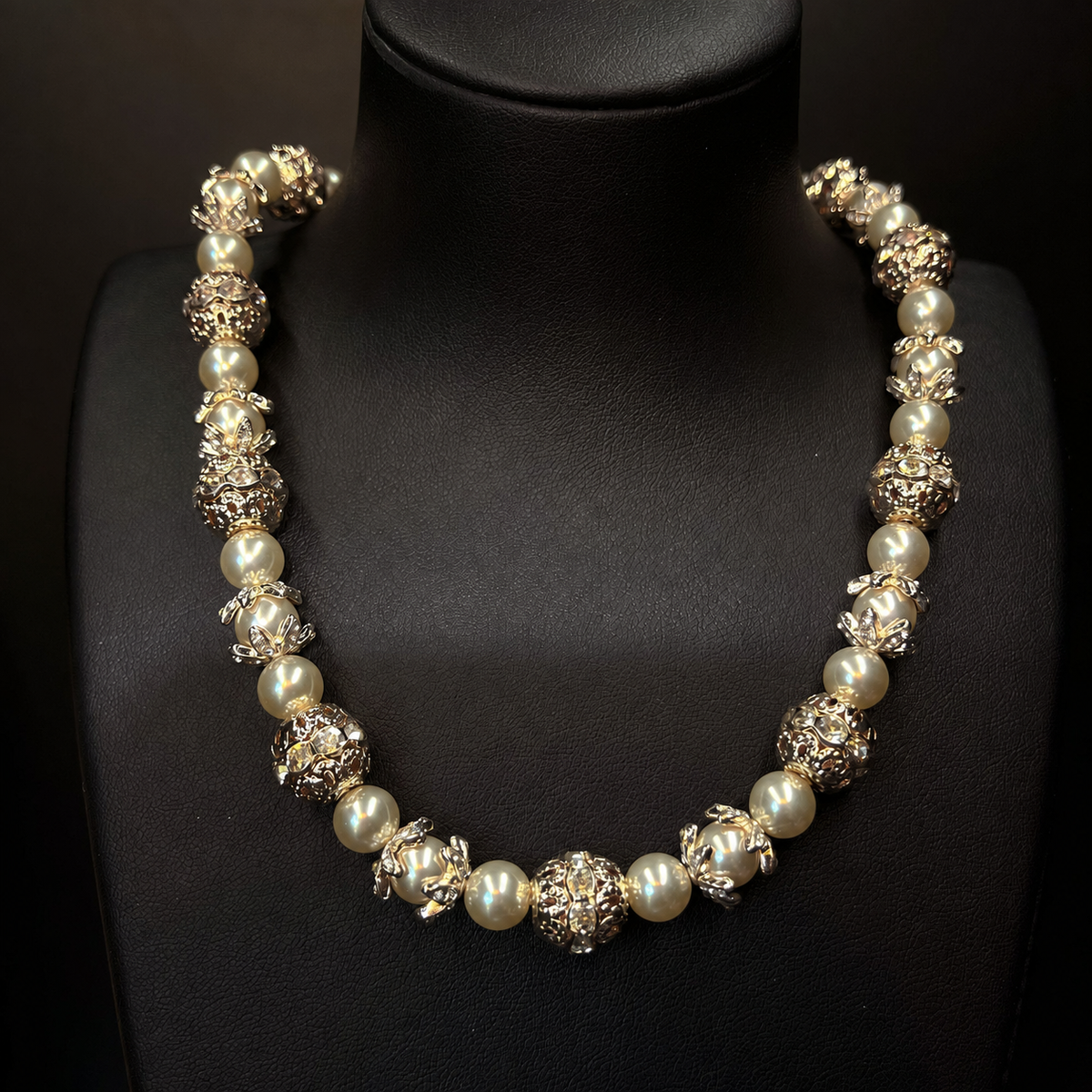 Women’s Vintage Pearl Chain Necklace with Mother-of-Pearl Pendant